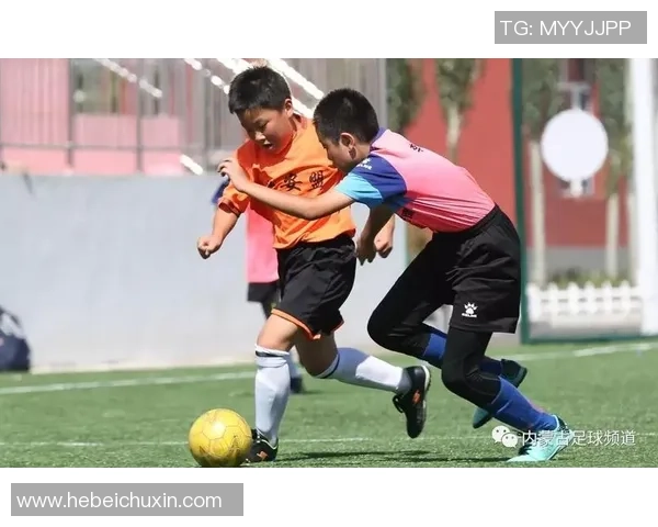 足球下腰技巧解析与训练方法分享助你提升球场表现